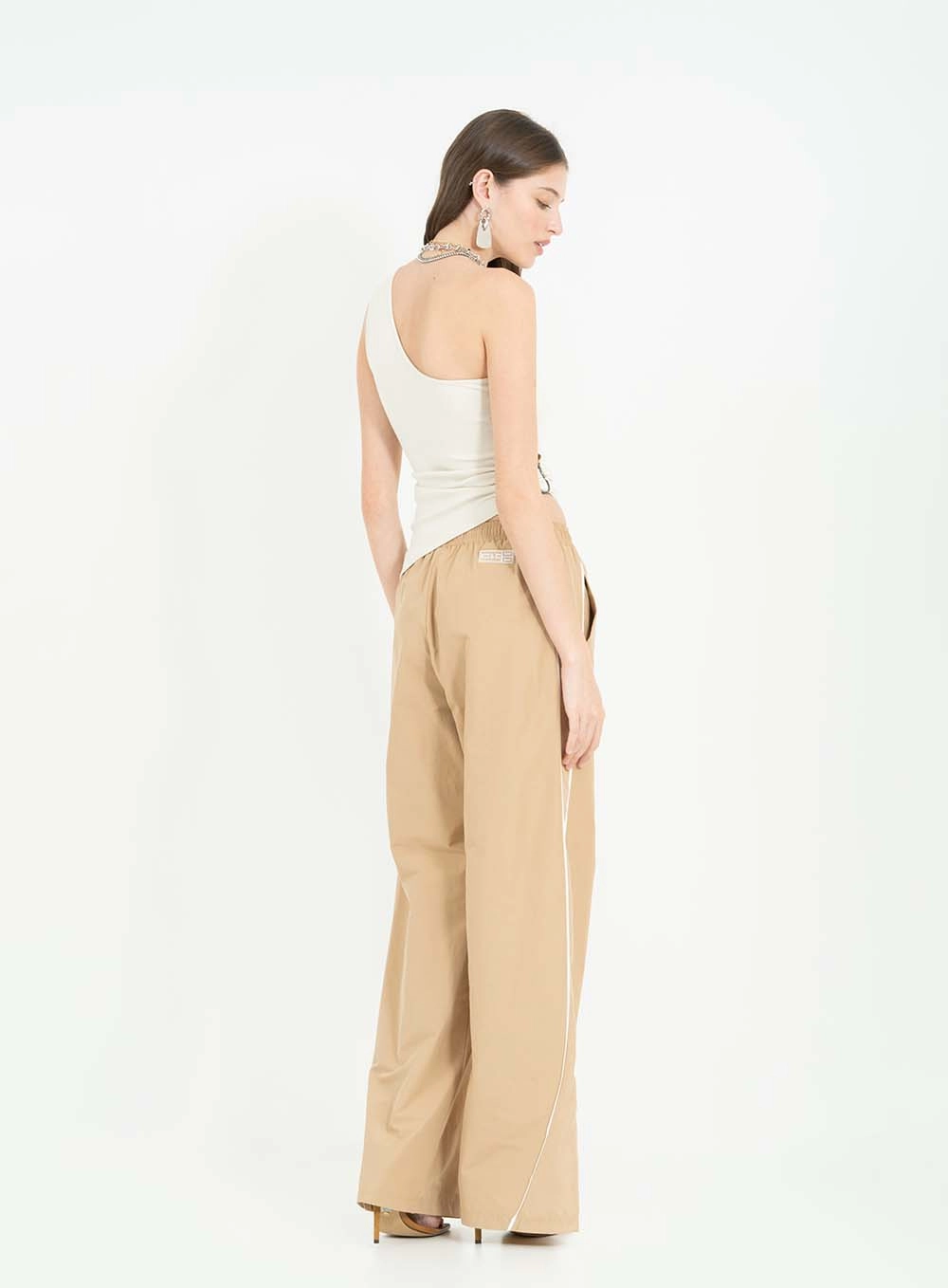 Blusa Slim De Uma Alça Só Com Detalhe De Metal Bege Italian 5