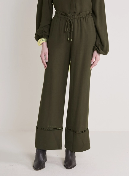 Calça Feminina Solta Com Amarração E Detalhes