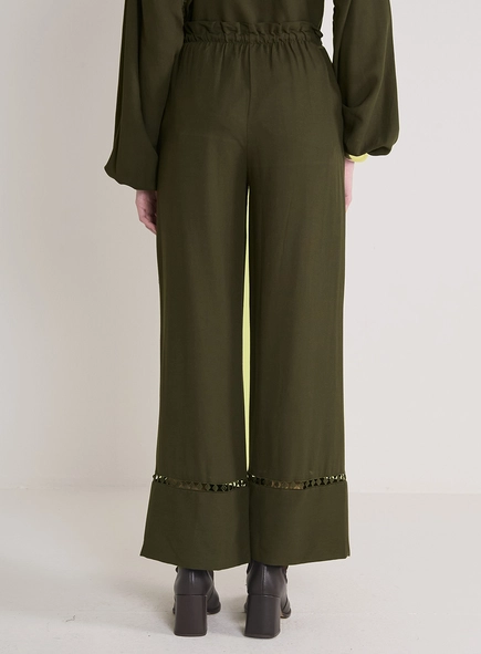 Calça Feminina Solta Com Amarração E Detalhes