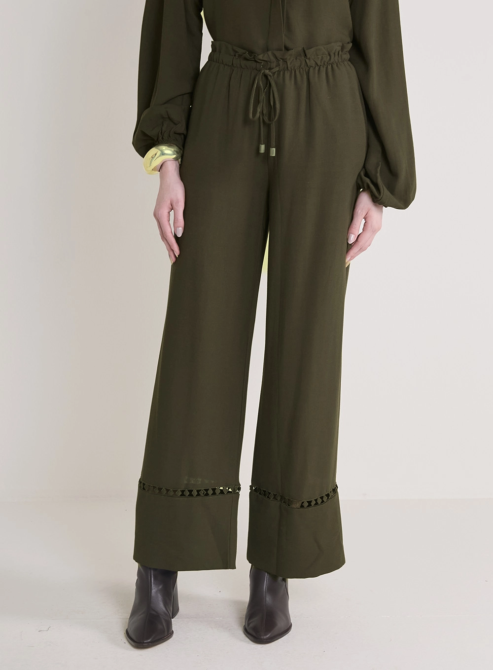 Calça Feminina Solta Com Amarração E Detalhes Verde 2