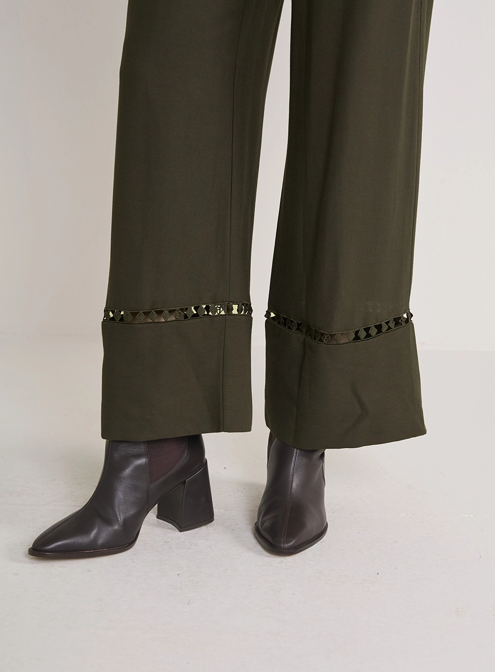 Calça Feminina Solta Com Amarração E Detalhes Verde 3