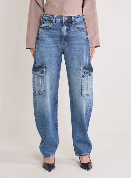 Calça Jeans Feminina Barrel Com Bolso Cargo