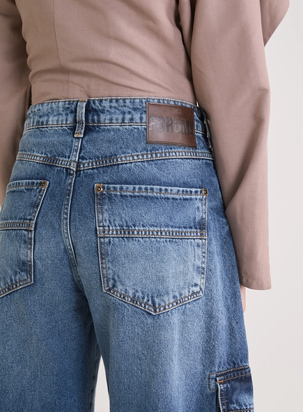 Calça Jeans Feminina Barrel Com Bolso Cargo