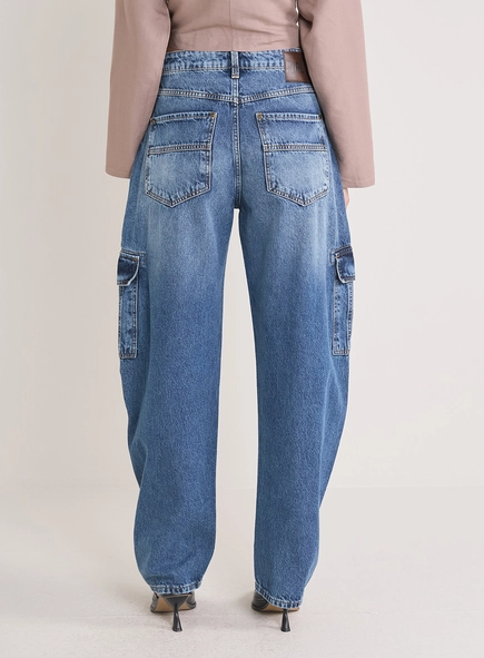 Calça Jeans Feminina Barrel Com Bolso Cargo