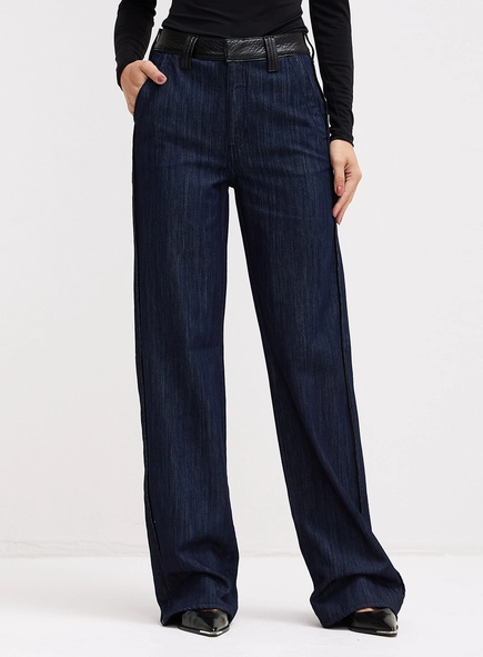 Calça Jeans Feminina Com Detalhe No Cós - Bella