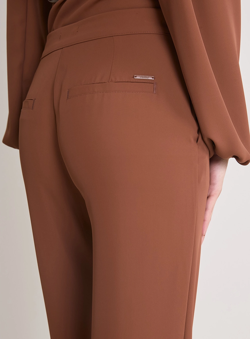 Calça Feminina Reta Cós Alto Nervuras Marrom
