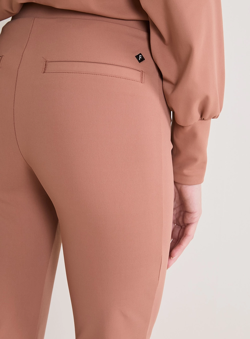 Calça Feminina Fitness Flare Nervuras Marrom