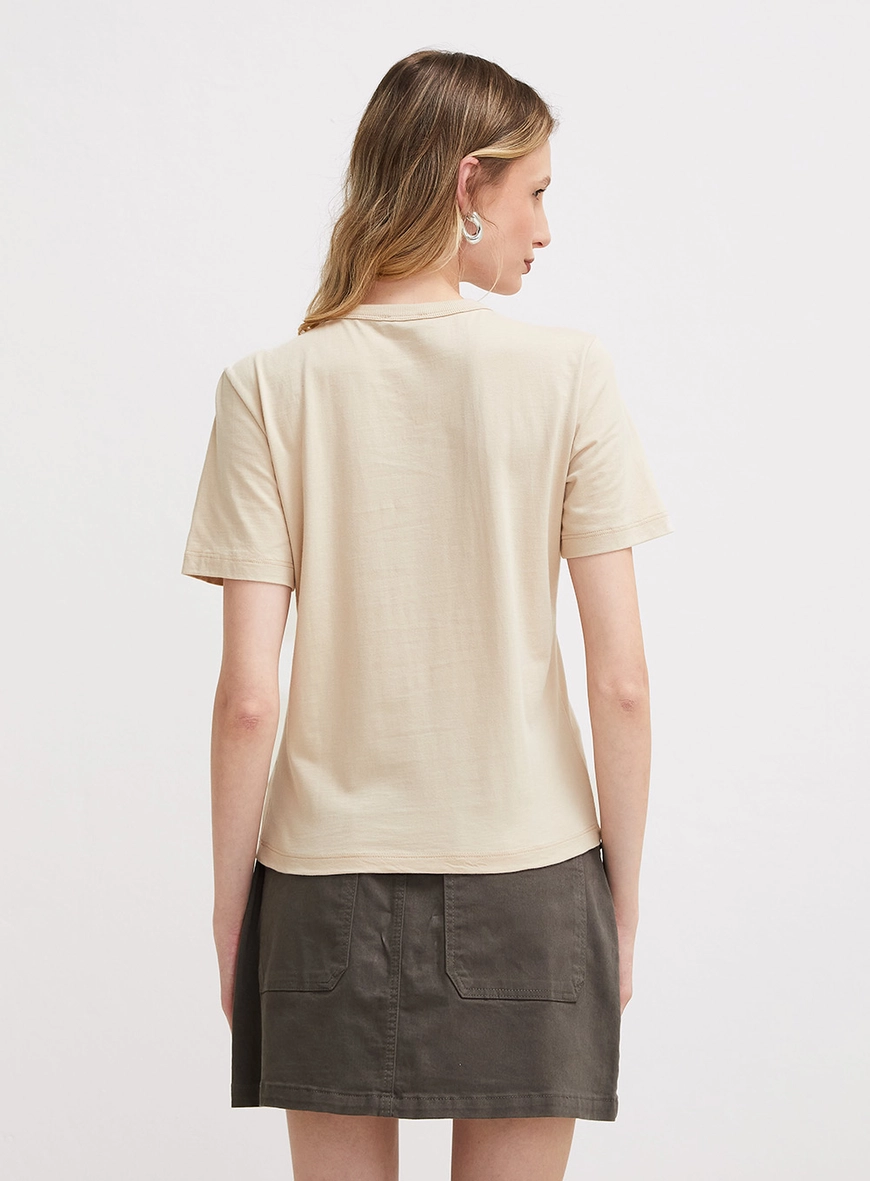 Camiseta Feminina Básica Com Detalhe Bege