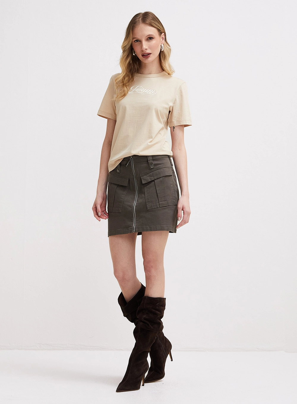 Camiseta Feminina Básica Com Detalhe Bege 3