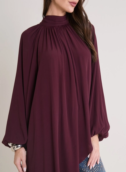 Blusa Ampla Assimétrica Gola Alta