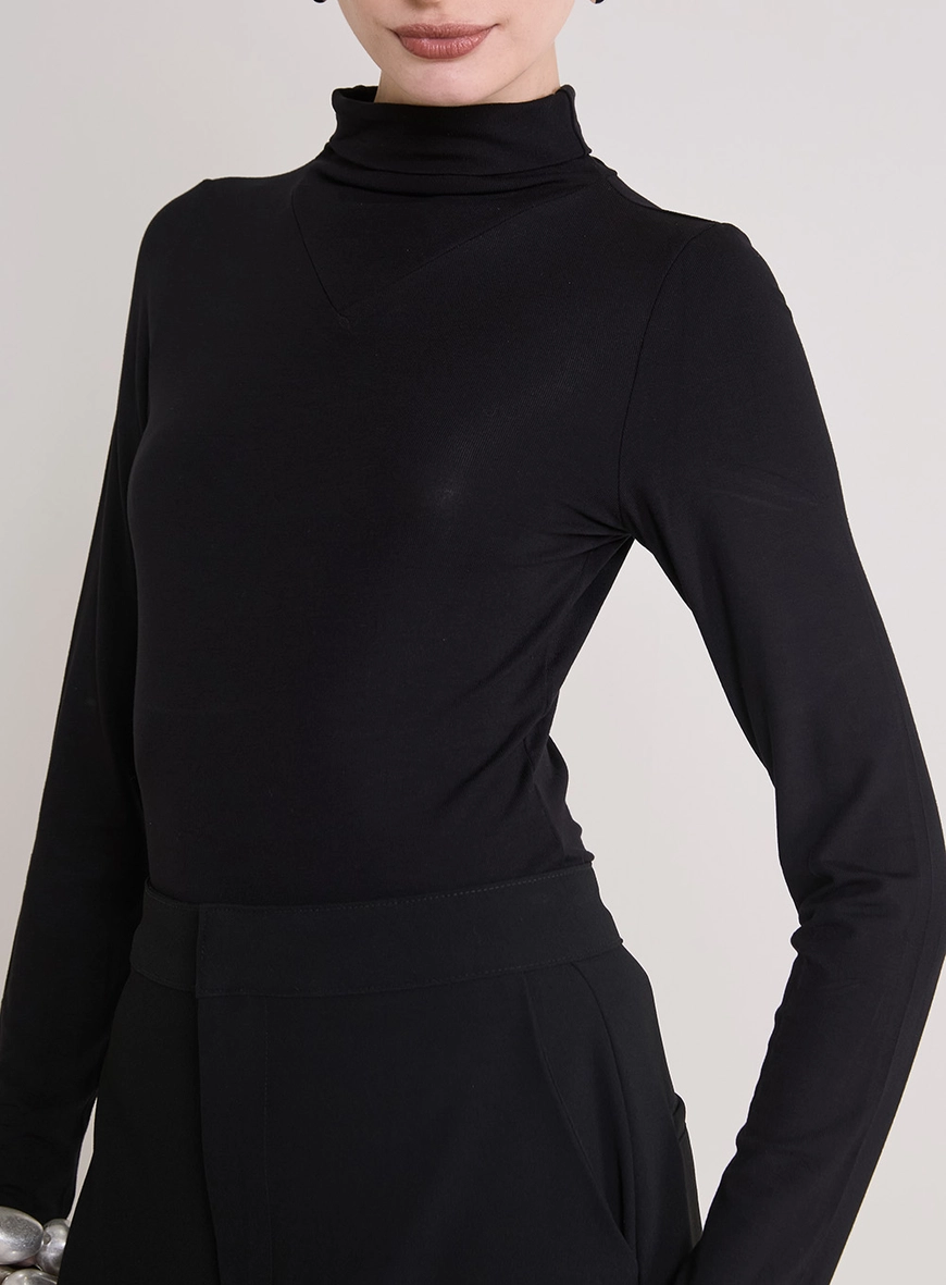 Blusa Justa Gola Alta Preto