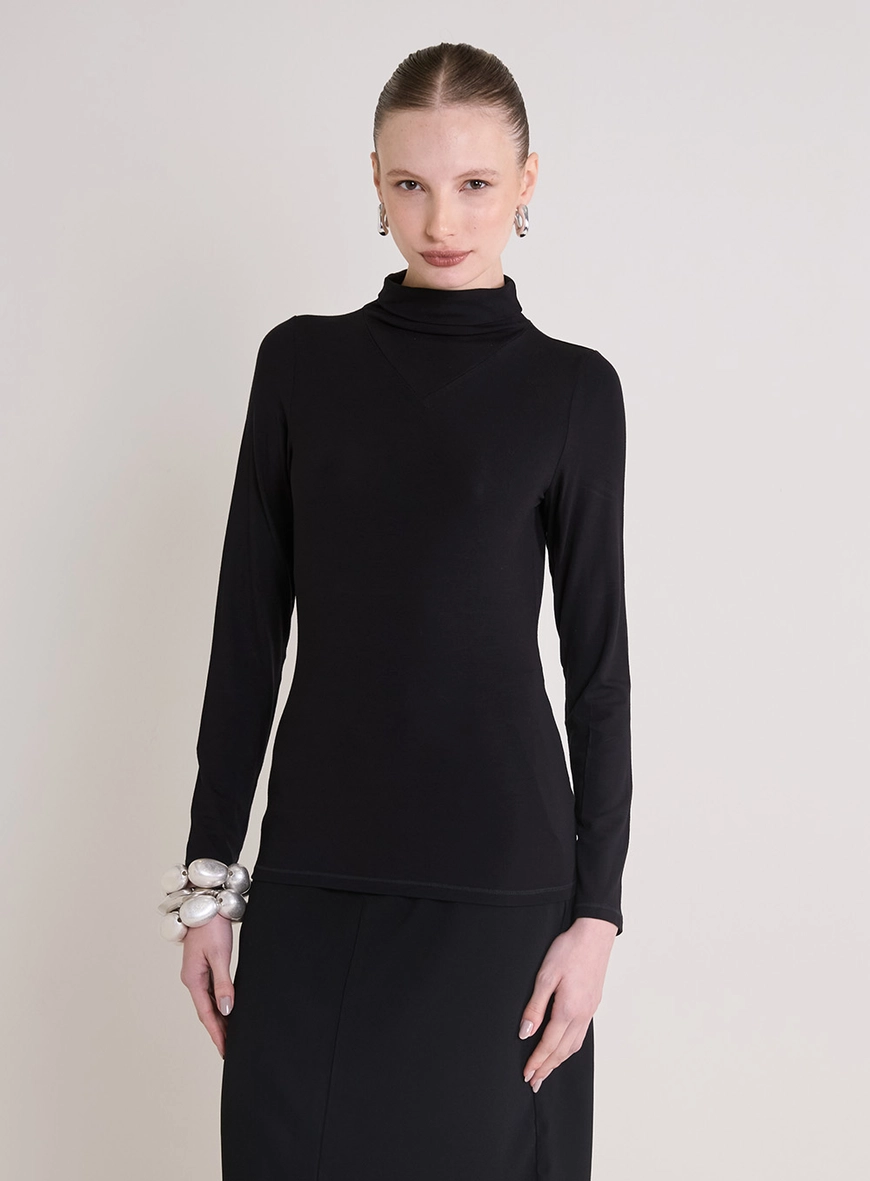 Blusa Justa Gola Alta Preto