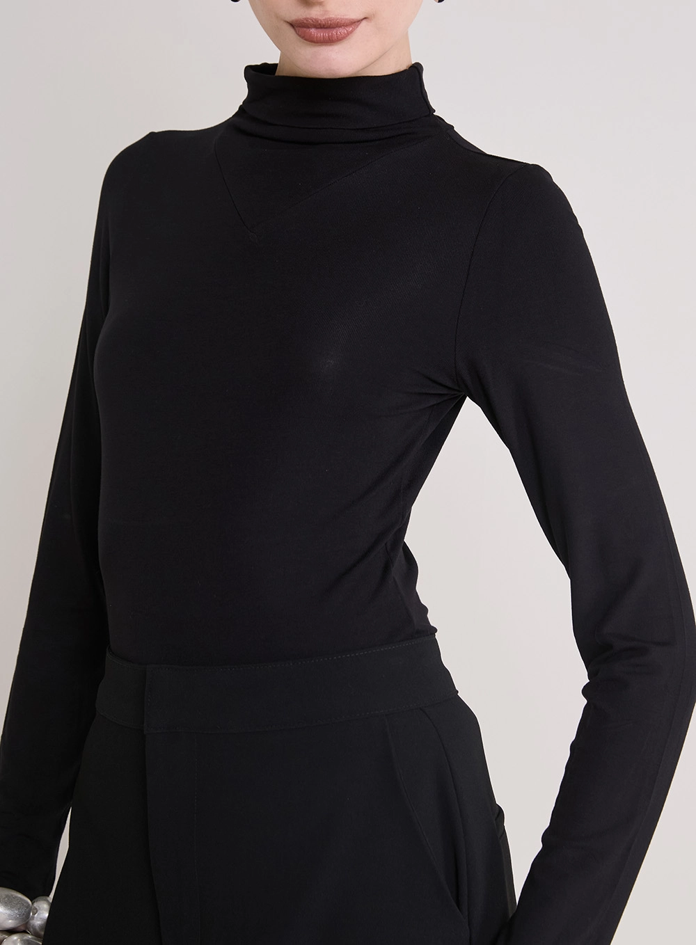 Blusa Justa Gola Alta Preto 2