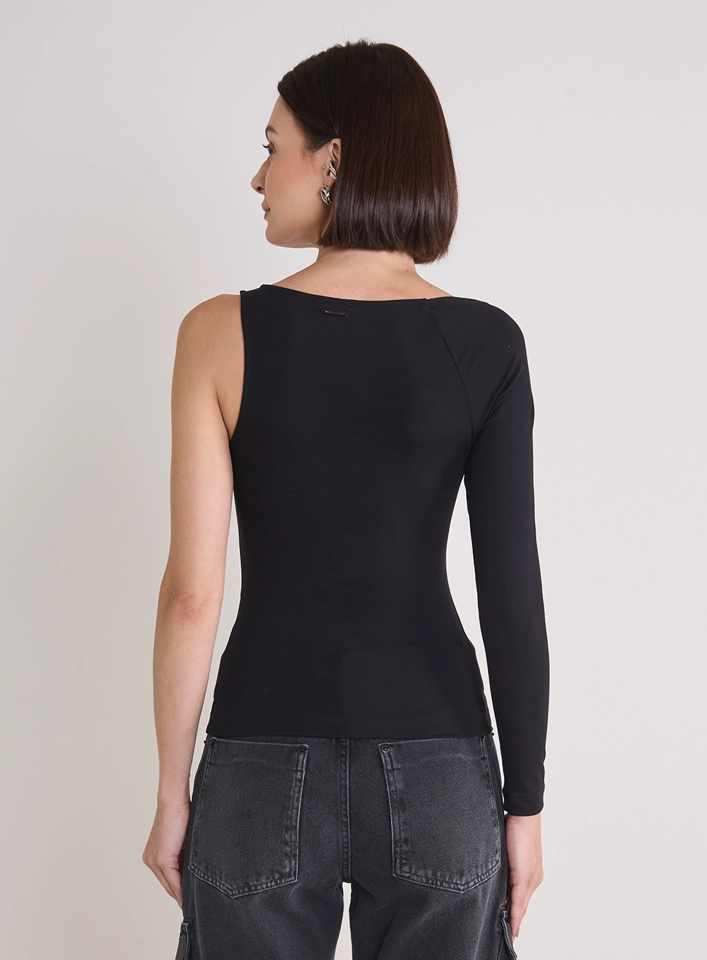 Blusa Justa Assimétrica Cut-out Preto 3