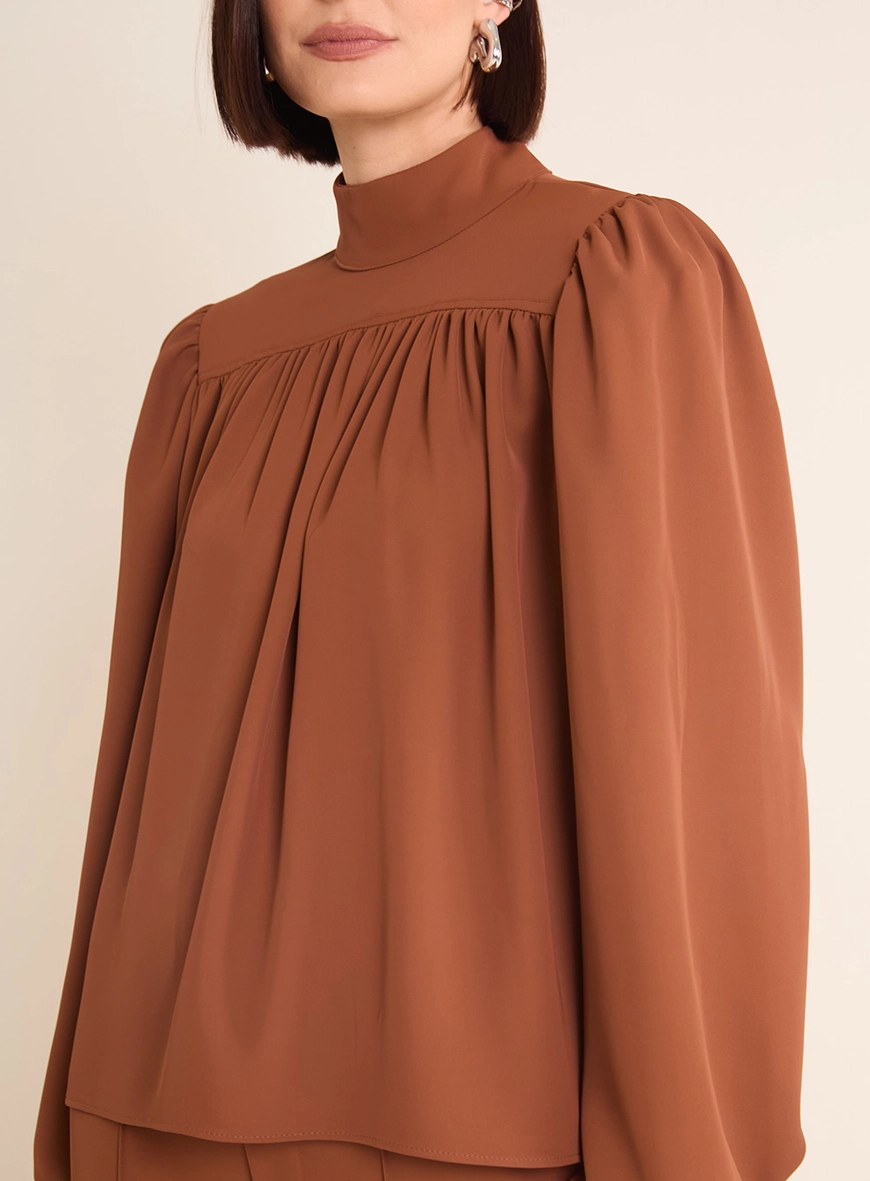 Blusa Gola Alta Com Ombreiras Marrom 3