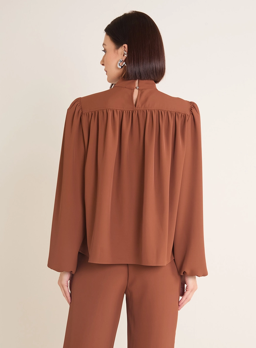 Blusa Gola Alta Com Ombreiras Marrom 4