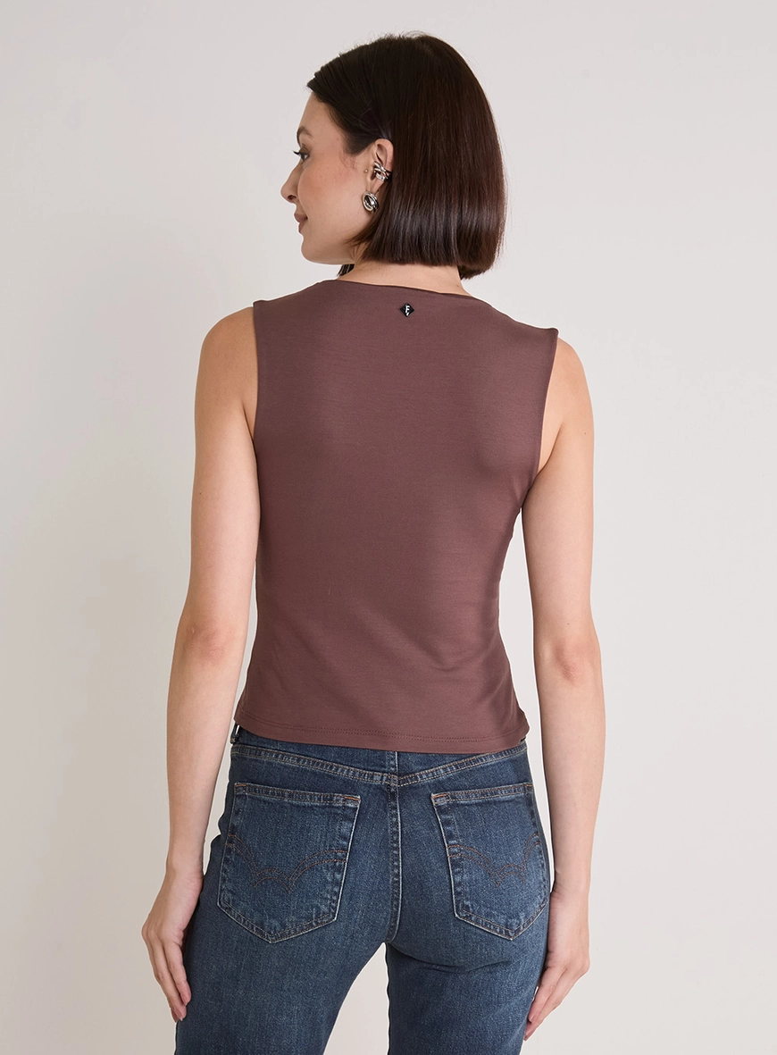 Blusa Justa Com Decote Canoa Marrom