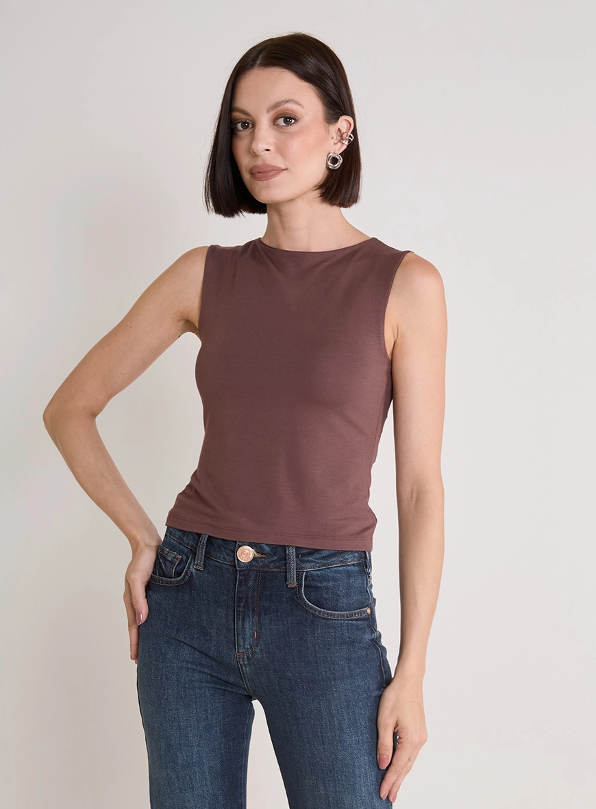 Blusa Justa Com Decote Canoa Marrom