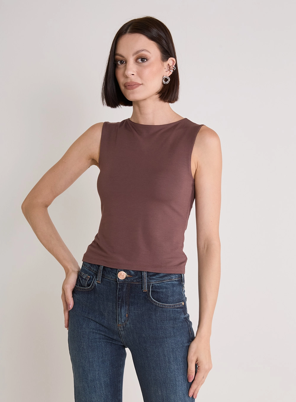 Blusa Justa Com Decote Canoa Marrom 1