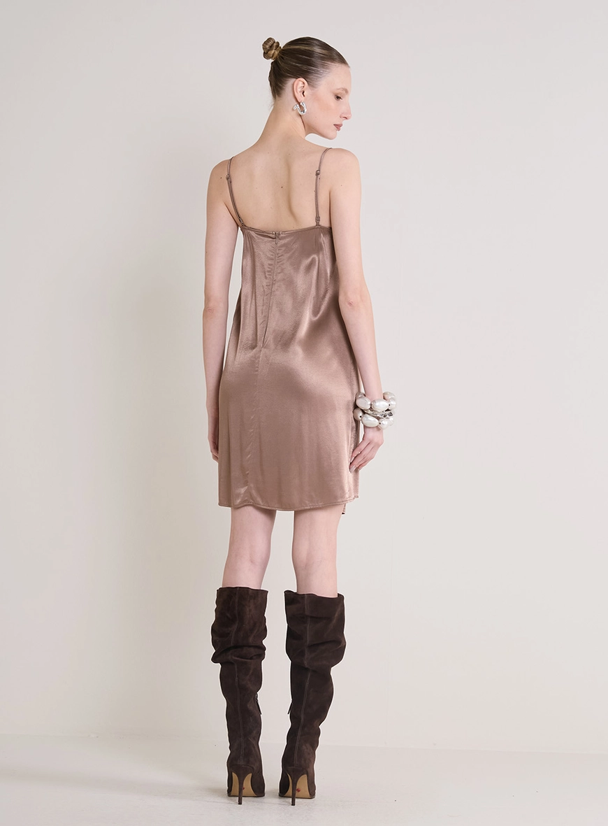 Vestido Curto Com Pregas Acetinado Marrom
