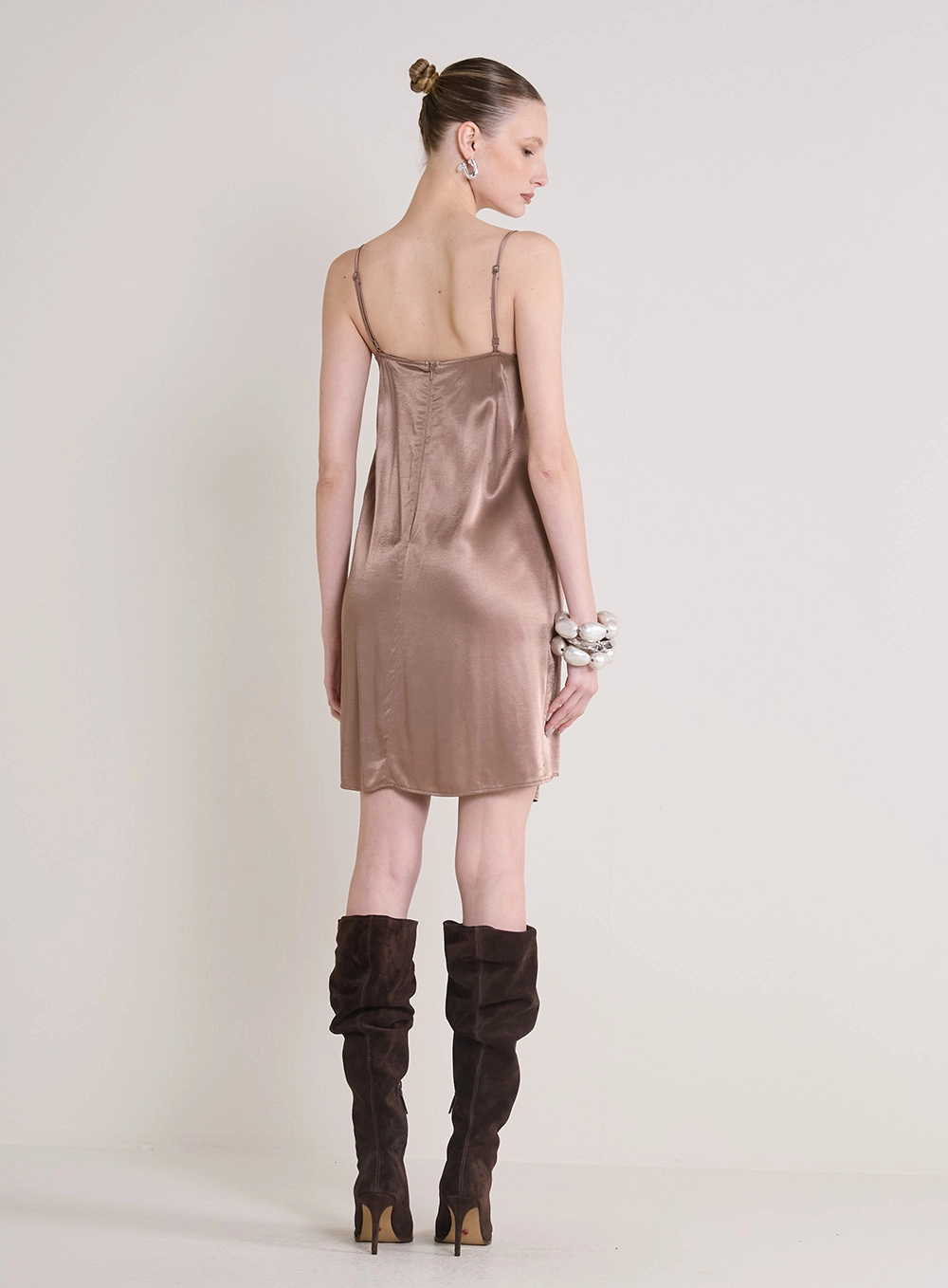 Vestido Curto Com Pregas Acetinado Marrom 2