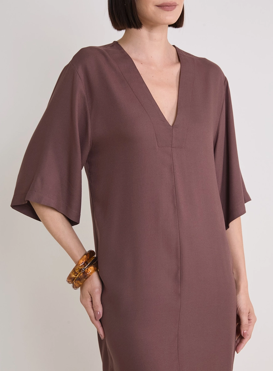 Vestido Curto Solto Com Decote V Marrom
