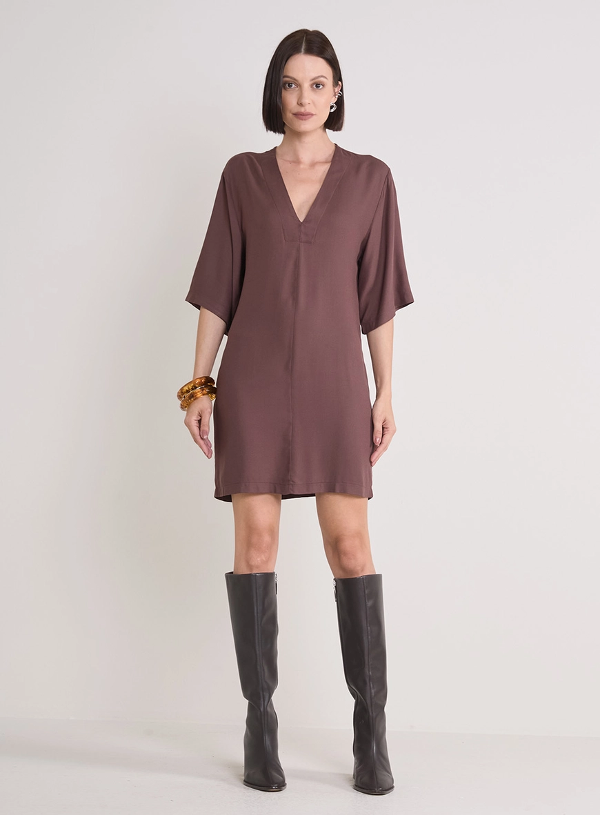 Vestido Curto Solto Com Decote V Marrom
