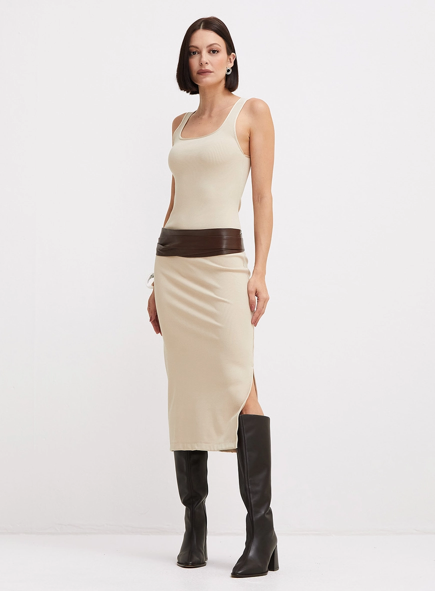 Vestido Midi Justo Canelado Com Fenda Bege