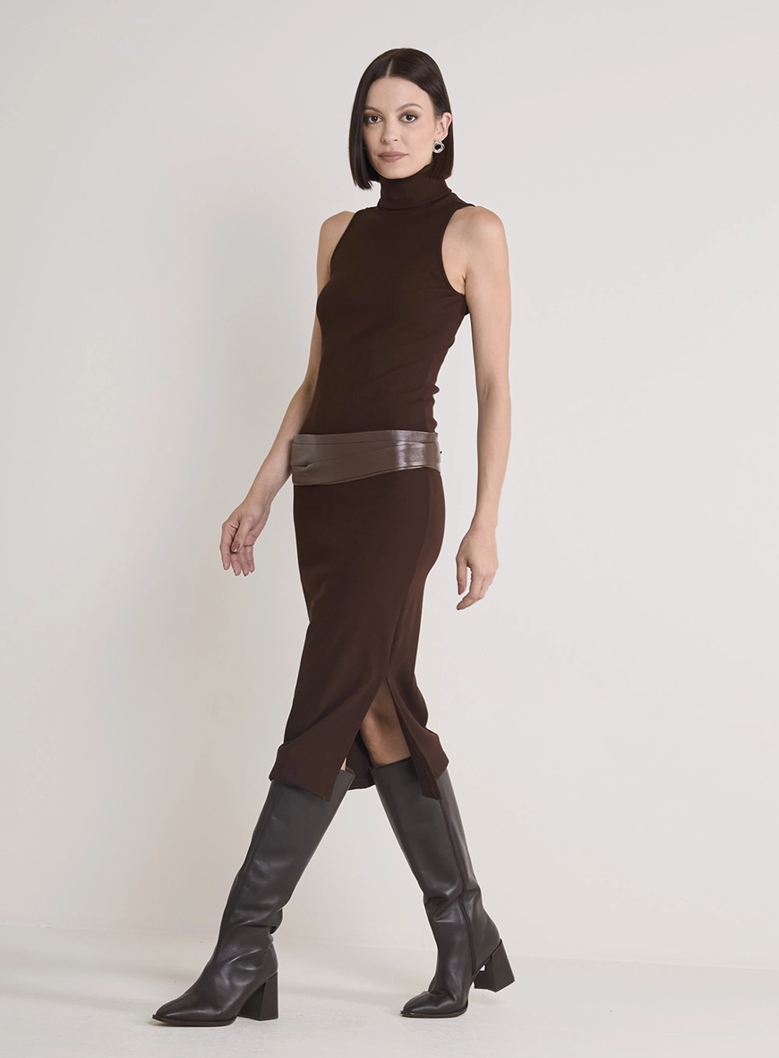 Vestido Midi Justo Canelado Gola Alta Marrom
