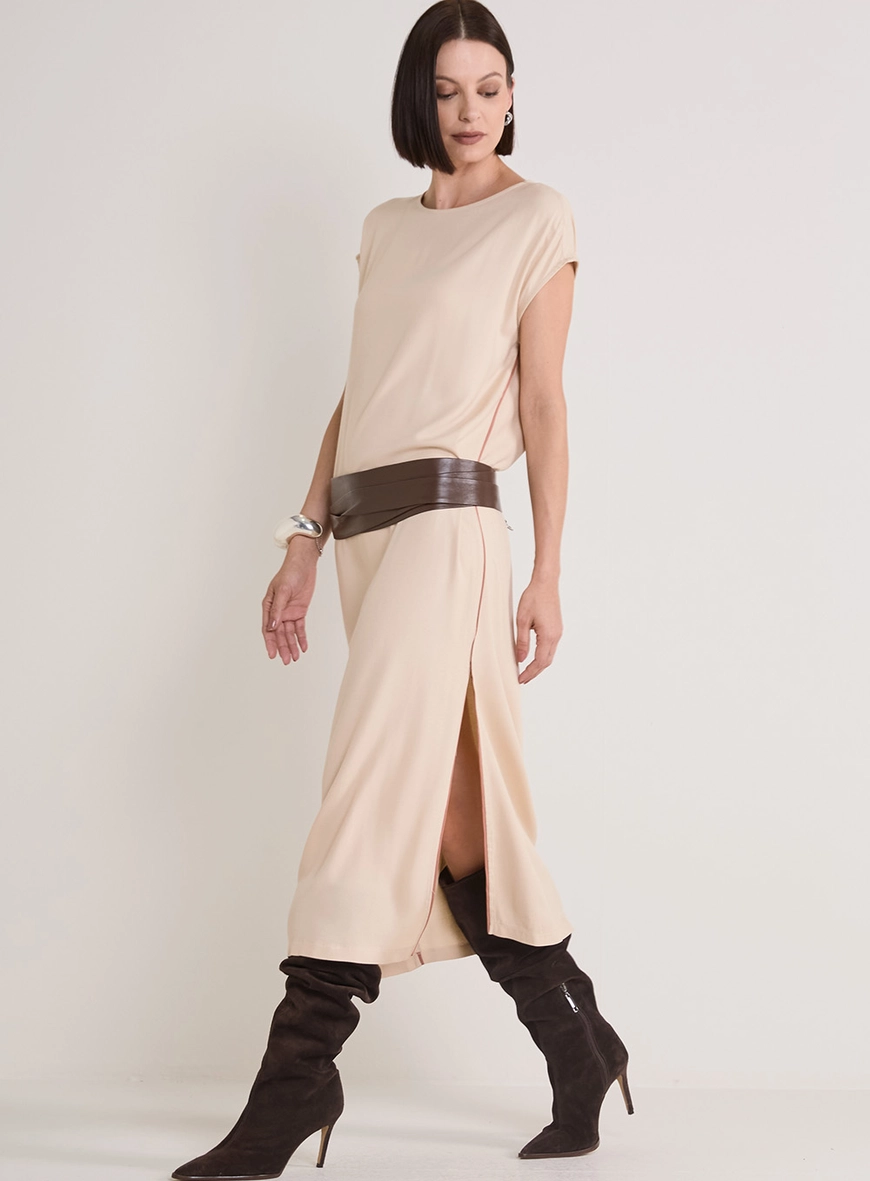 Vestido Midi Reto Com Fenda Bege