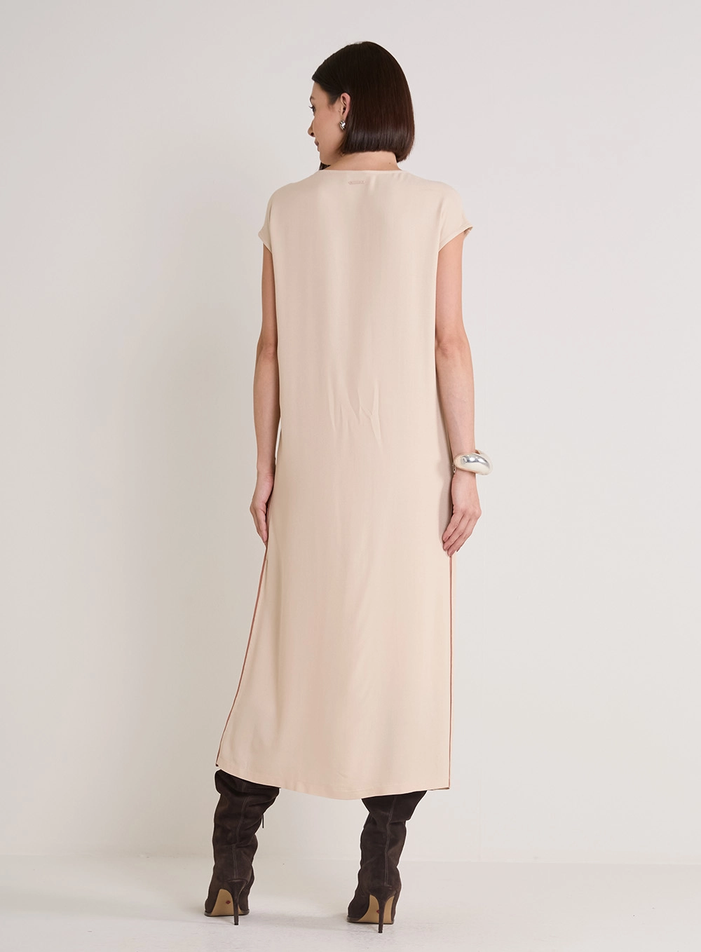 Vestido Midi Reto Com Fenda Bege 2