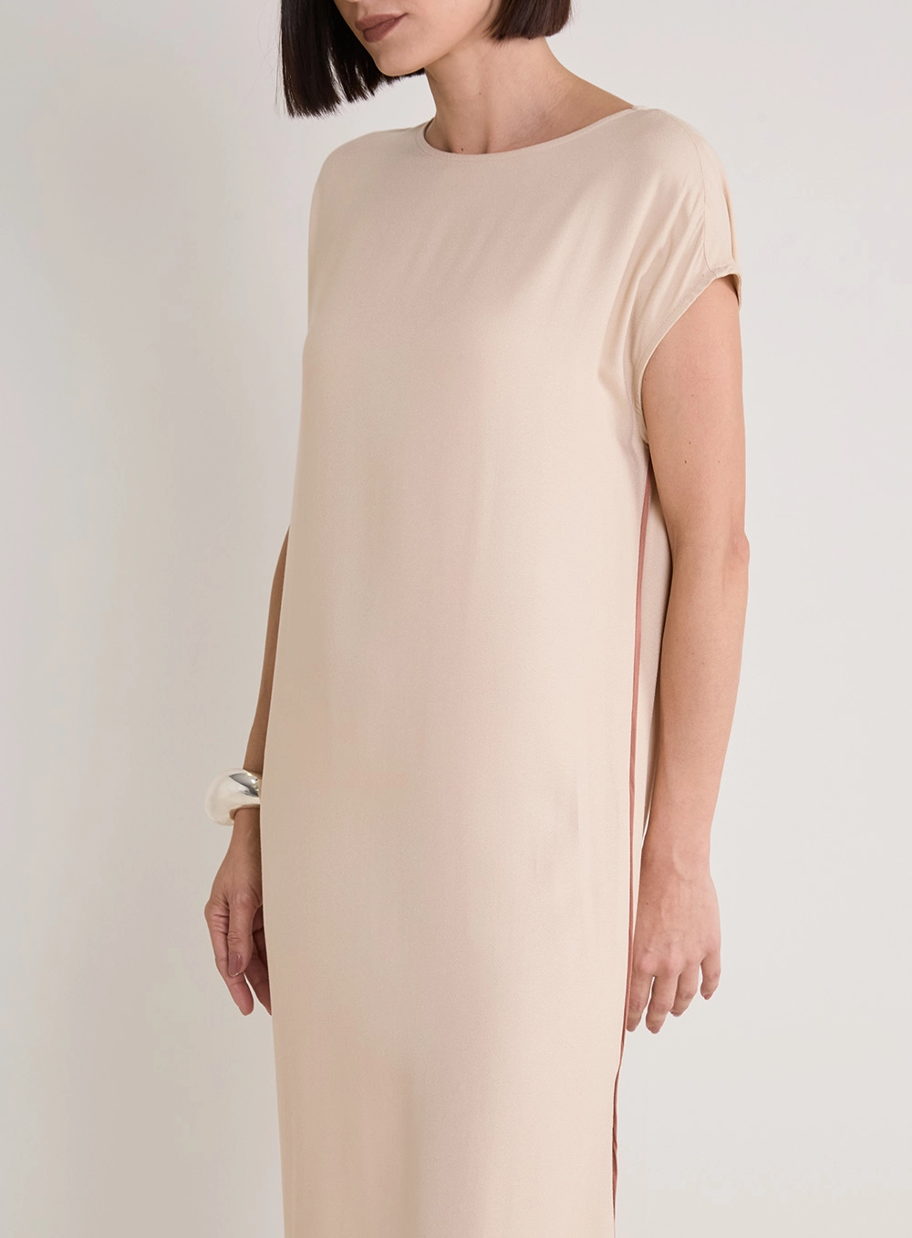 Vestido Midi Reto Com Fenda Bege 3