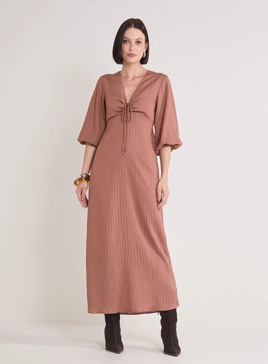 Vestido Longo Amplo Com Decote V E Amarração Marrom