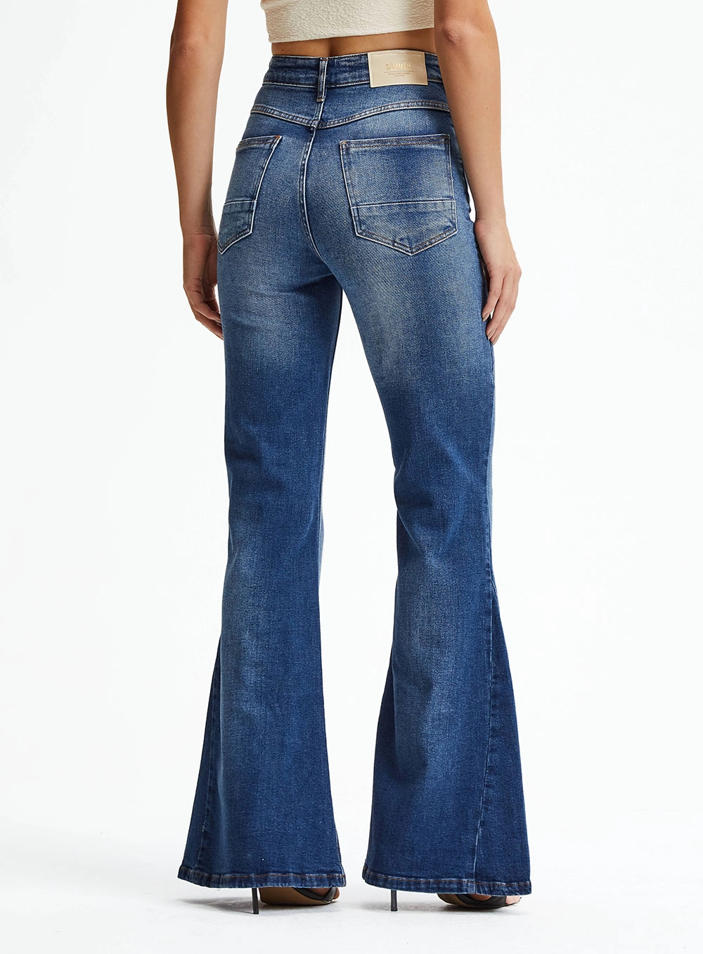 Calça Jeans Flare Lavagem Média Estonada Índigo 4