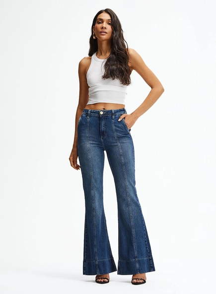 Calça Jeans Flare Com Design Estruturado