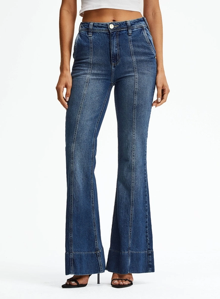 Calça Jeans Flare Com Design Estruturado