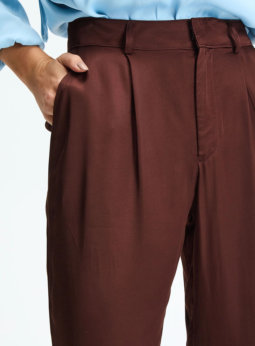 Calça Alfaiataria Reta Com Pregas Frontais Marrom 3