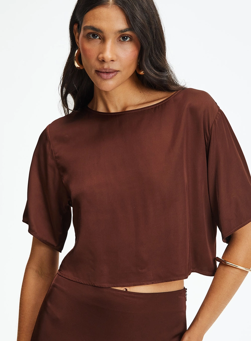 Camiseta Square Com Decote Canoa Marrom 3