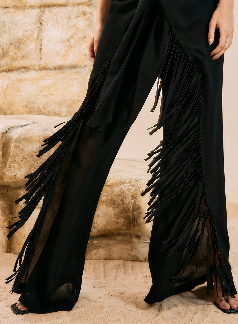 Calça Pantalona Com Franjas E Fendas Preto 3
