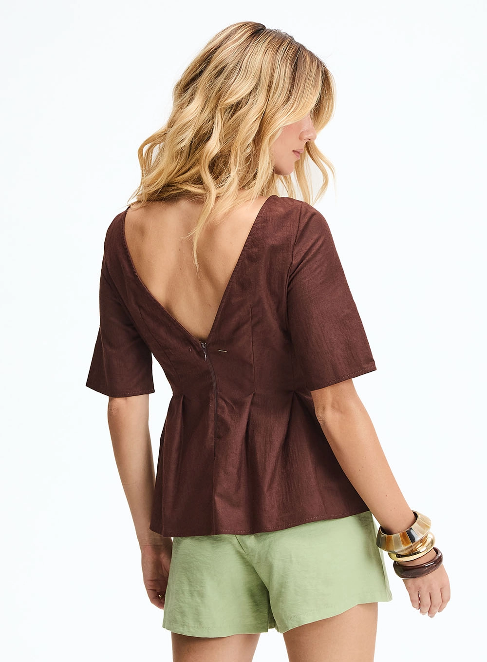 Blusa Comfort Com Detalhes Em Pregas Marrom 4