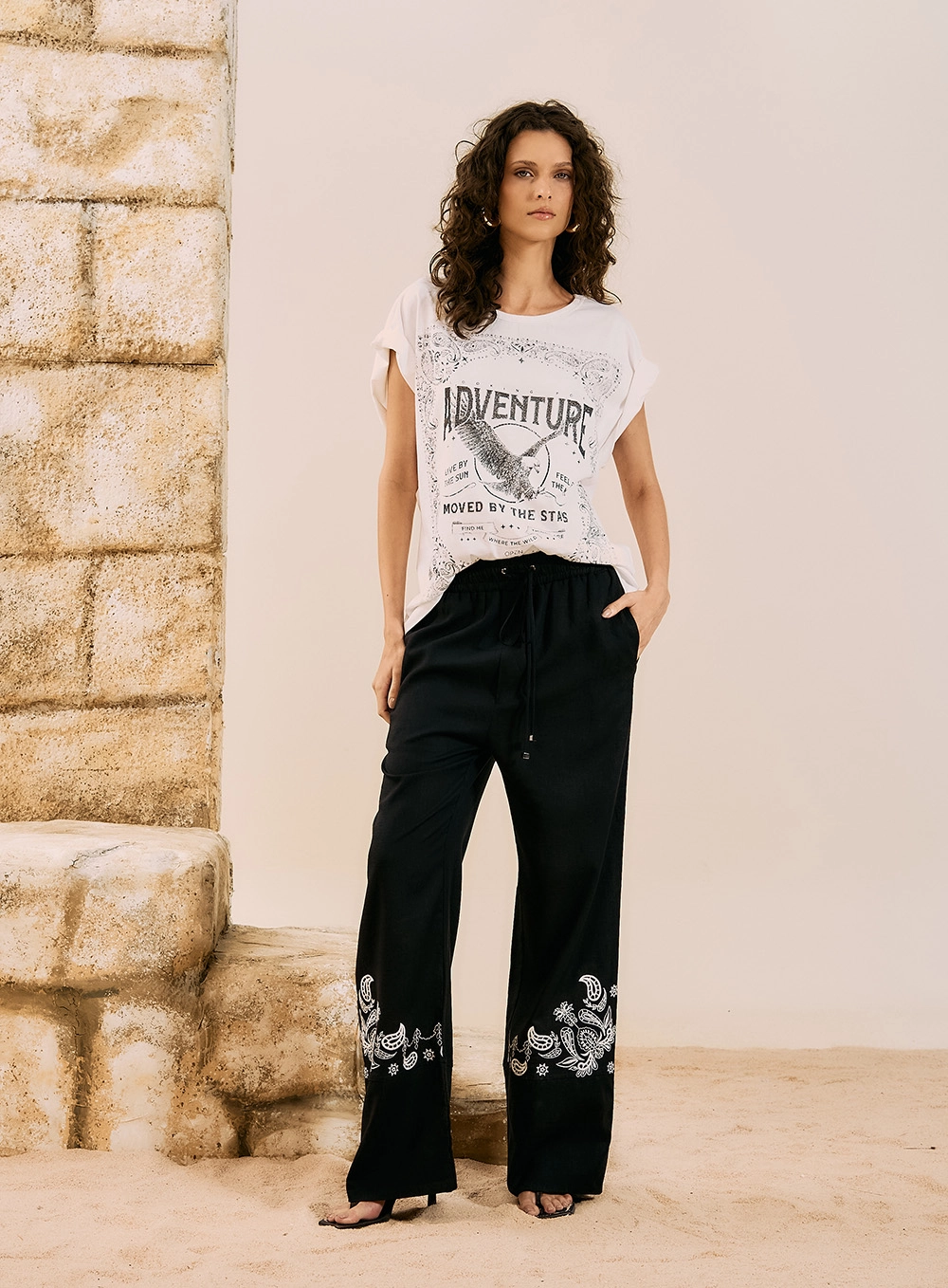 Calça Wide Leg Bordada Paisley Preto 1