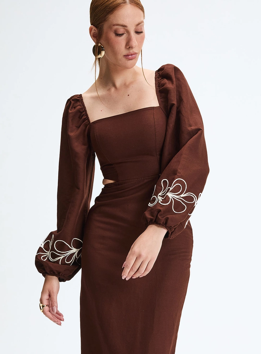 Vestido Longo Reto Com Recortes Laterais Marrom 3