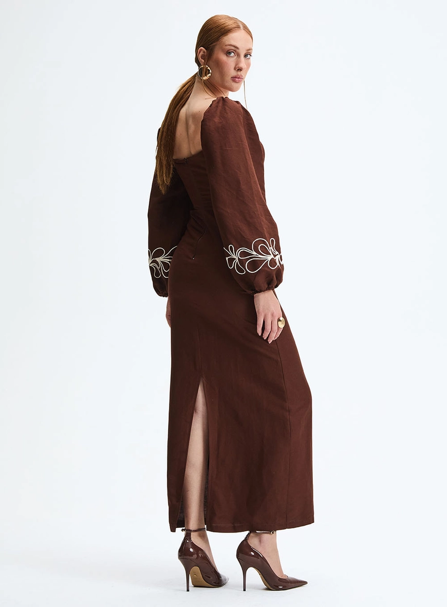 Vestido Longo Reto Com Recortes Laterais Marrom 4