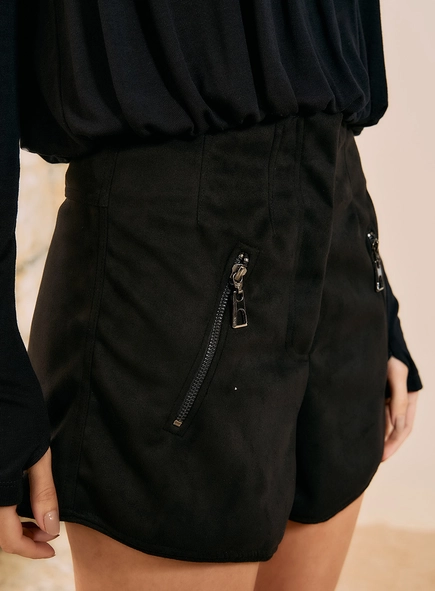 Short Em Camurça Com Zíperes