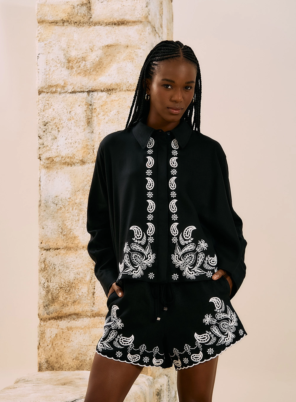 Short Com Bordado Paisley Preto 1