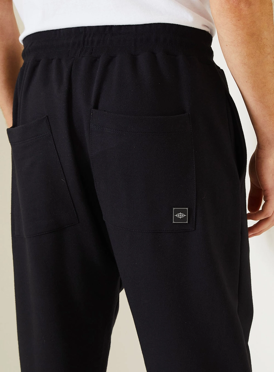Calça Masculina Jogger Com Bolsos Traseiros Preto 3
