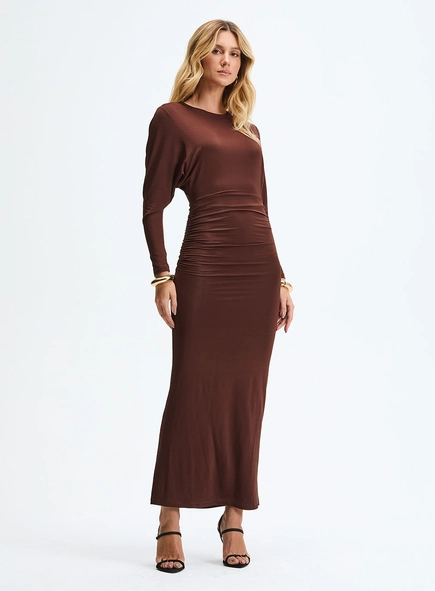 Vestido Longo Slim Com Gola Redonda Fechada