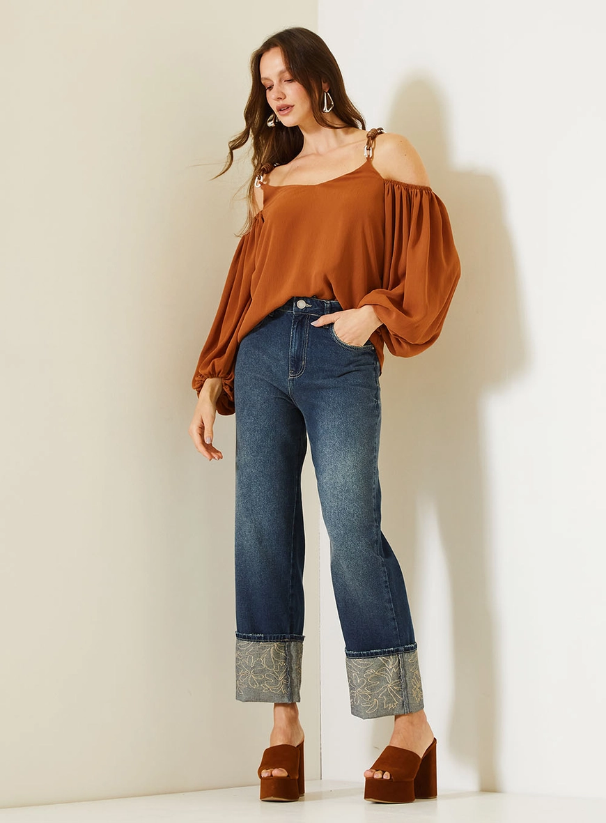 Calça Jeans Feminina Com Barra Dobrada Bordada Índigo 1