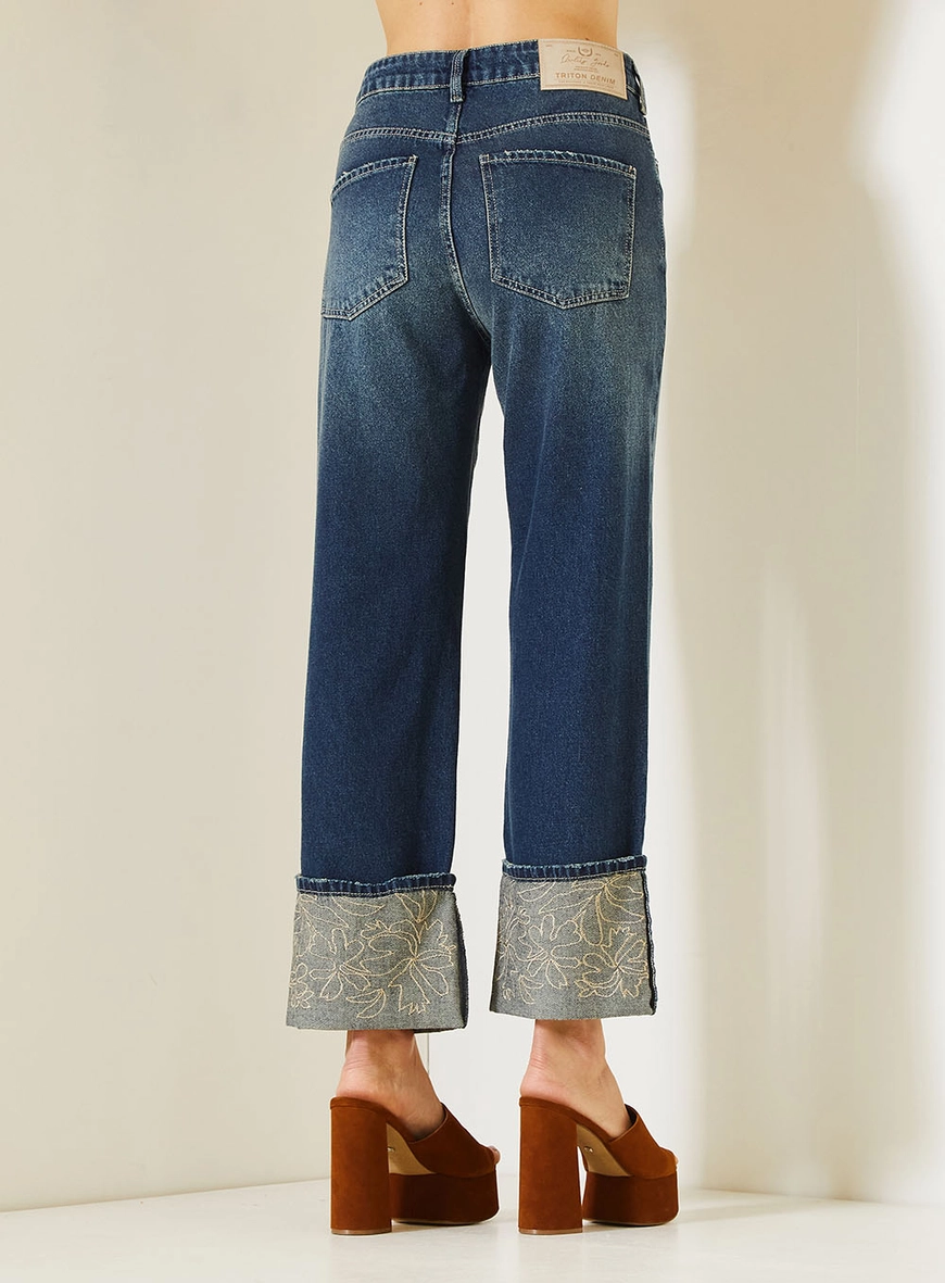 Calça Jeans Feminina Com Barra Dobrada Bordada Índigo 4