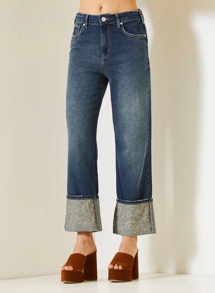 Calça Jeans Feminina Com Barra Dobrada Bordada
